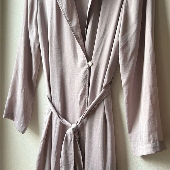 Barefoot Dreams Washed Satin Notch Collar Robe in Feather Sz S